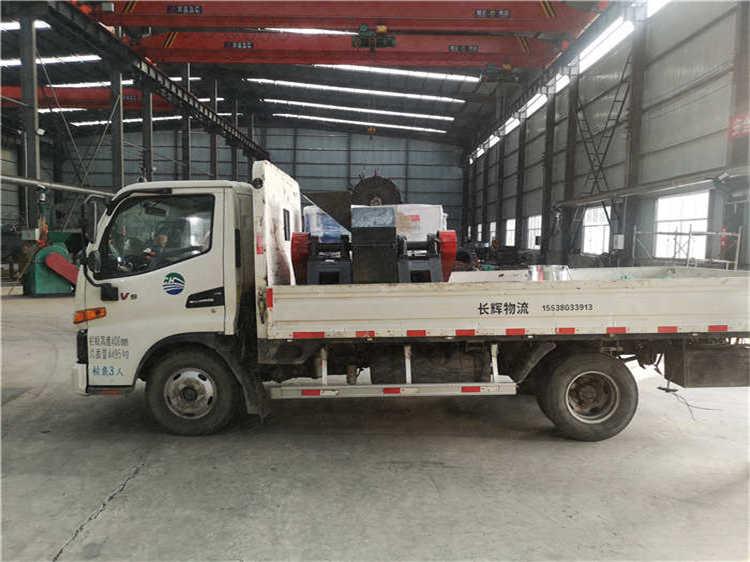 尿素顆粒粉碎機,適用于硬度較大的化肥,化工原料粉碎機發貨