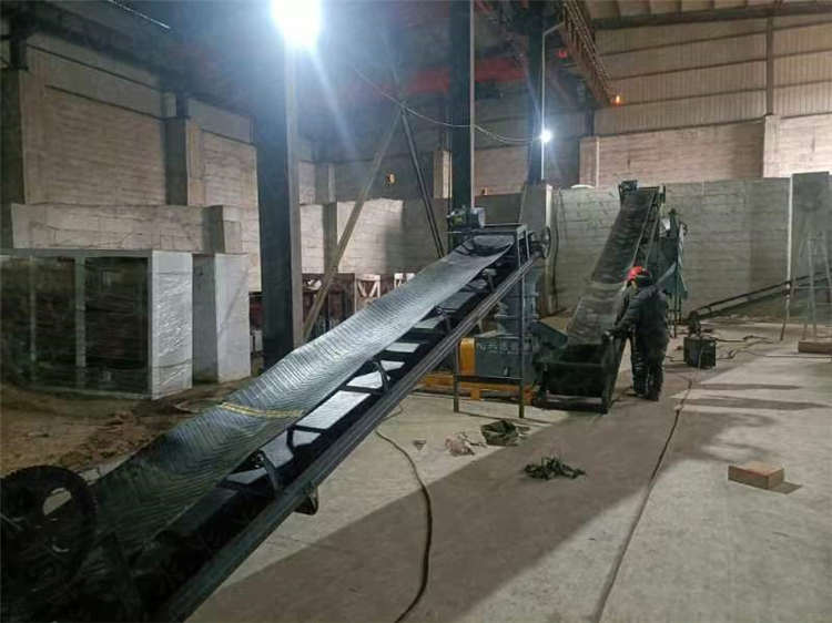 蚯蚓糞平模擠壓造粒機客戶使用現場,干粉擠壓免去烘干造粒設備